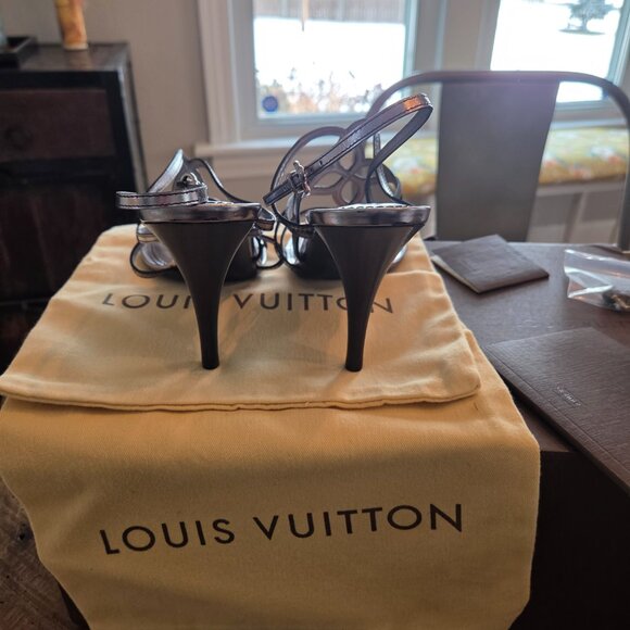 Louis Vuitton strappy sandal AUTHENTIC NEVER WORN 39 - Picture 13 of 16